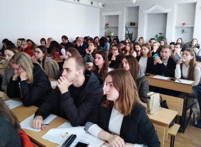 Учасники конференції прикуті увагою до презентацій доповідачів